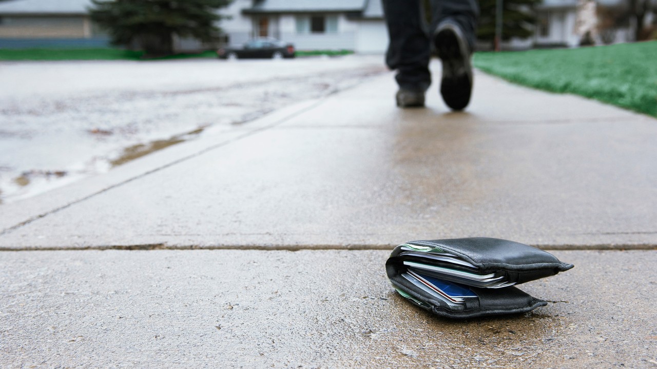 一個銀包丟失在行人道上; 圖片使用於信用卡遺失或盜竊的頁面。