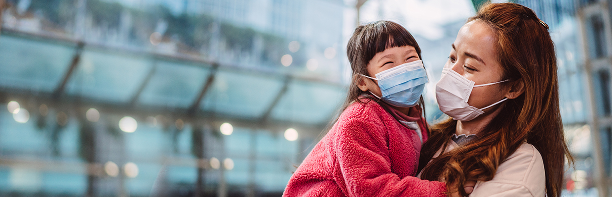 媽媽和女兒一同戴上口罩；圖片使用於新型冠狀病毒疫情指引及支援頁面。