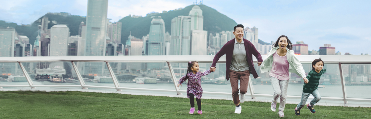 一家人在跑步；图片使用于汇丰保险“计划您的人生旅程”页面。