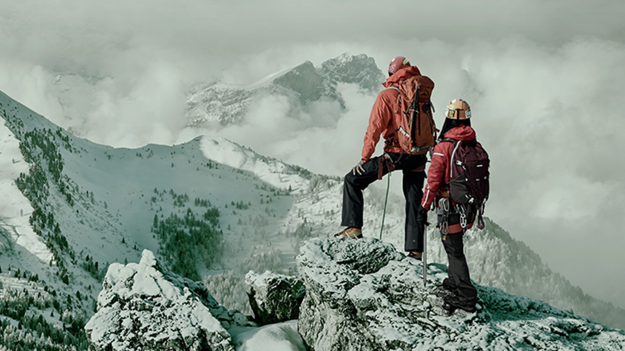 Couple climbing mountain; image used for HSBC Jade Wealth Management Services.