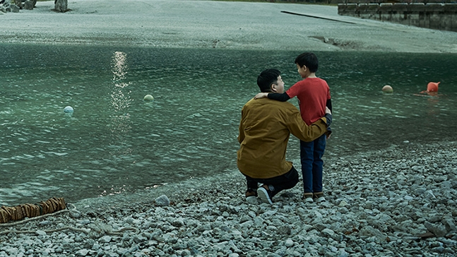 一家人在湖畔；圖片使用於滙豐尚玉專屬國際理財夥伴頁面。