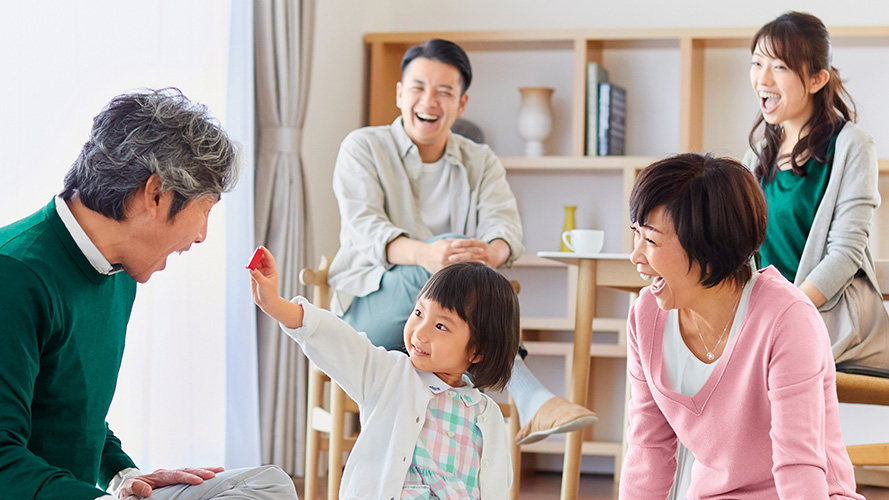 family walking on beach; image used for HSBC Wealth Management Legacy.