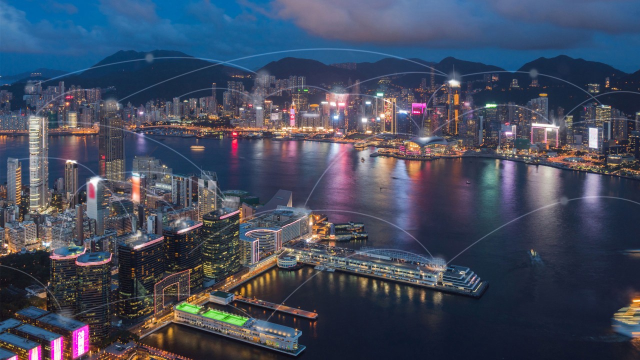 香港夜景；图片使用于关于汇丰保险“庞大网络”。