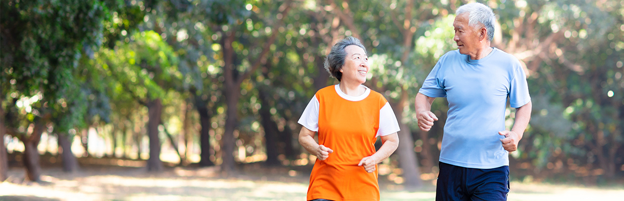 一对年迈的夫妇在慢跑；图片使用于汇丰安悦自主个人账户。